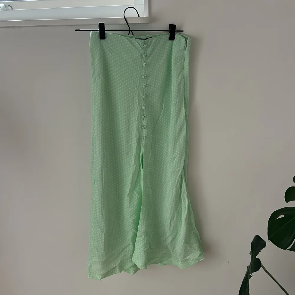 Söt grön kjol med slits i mitten och knappar. Skriv för bilder på❤️. Kjolar.