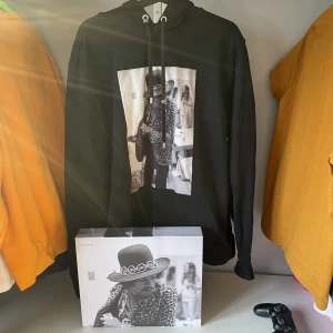 Limitato Hoodie  - Limitato Hoodie strlk xl passar L,M  9/10 bra skick  Box o sånt finns 