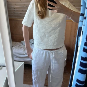 Zara topp - Supersöt T-shirt från zara i ett lite tjockare material med mönster!!💕💕