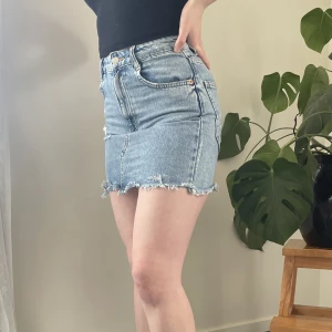 Jeanskjol  - Jeanskjol från Pull&Bear i storlek S! Bra skick!💕 skriv för frågor!🤩