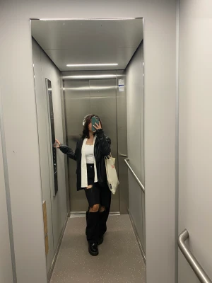 Raka jeans(slitna) svart  - Använder ej längre, nästan ny skick, är 160cm och längden är perfekt, exakt sådär som på bilden. 