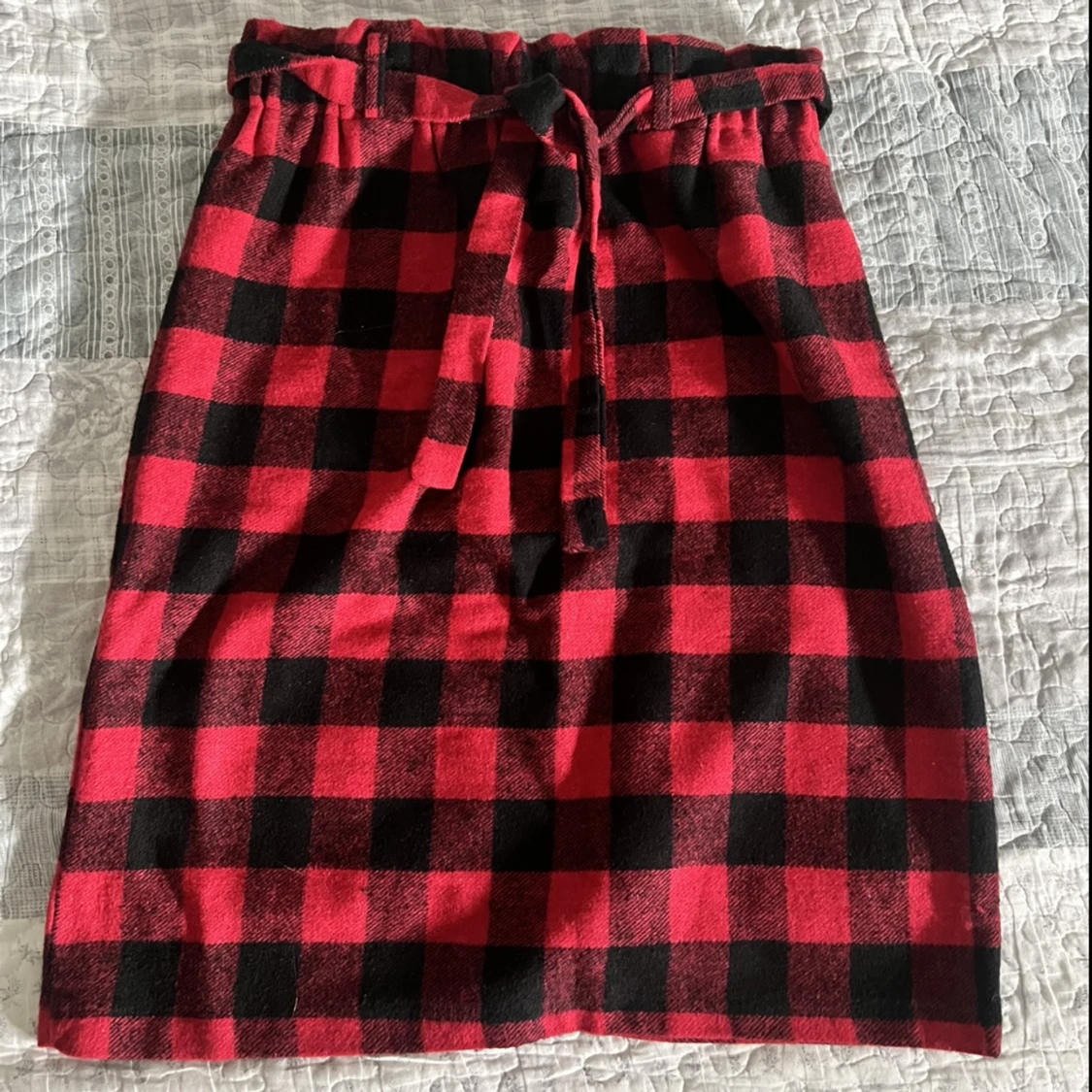 Rutig knälång kjol - 90