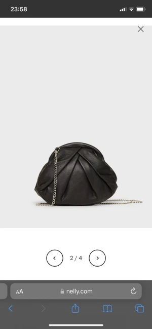 NUNOO SAKI - säljer min super fina nunoo saki väska i liten svart modell, går att ha på axeln crossover eller ta av bandet och ha som en clucht💓 ganska använd och ny pris på 999kr. Kan skicka egna bilder privat 