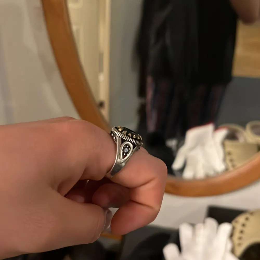 Jag har återigen slösat på något onödigt som denna  handgjorda silver ringen som skulle kunna vara med i typ game of throne. Köpte den av någon spådam i en liten butik i hornet som gjorde de själv av silver bestick. Accessoarer.