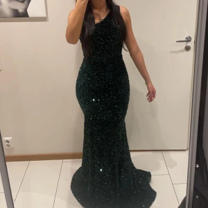 Festklänning - Säljer min fina festklänning som jag har använt en gång. Perfekt för bal och bröllop etc. Stl XS men funkar som S. Nypris 1500kr säljer för 1000kr pris kan diskuteras✨