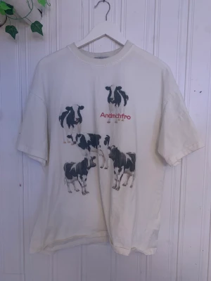 Aelfric Eden cow t-shirt - Storlek Large. Har inte används mycket. Finns att hämta i hökarängen annars kan jag posta.