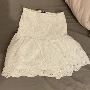 Vit kjol - Vit volang kjol från gina(helt oanvänd)