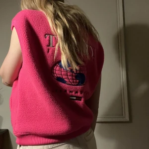Väst i fleece  - Väst i rosa fleece från Tommy hilfiger. 