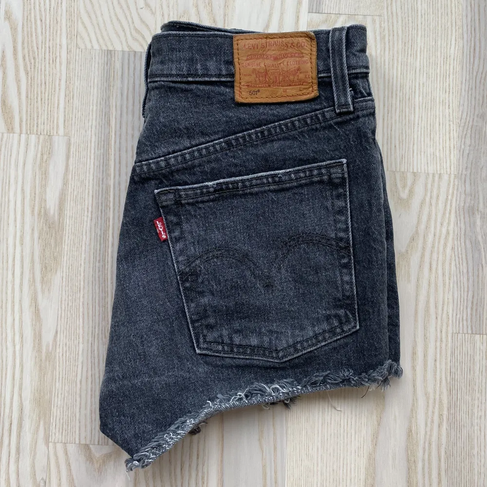 Säljer dessa snygga levi’s 501 shorts i en svart/grå färg! Perfekt inför sommaren och går att styla hur bra som helst👌🏼💕  Köparen står för frakt. Shorts.