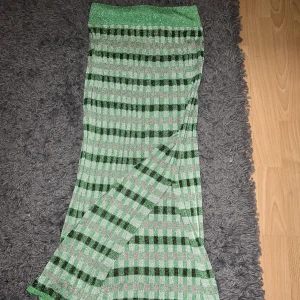 Lågmidjad långkjol - As cool glittrig långkjol med slits. Knappt använt denna så i ett bra skick💚
