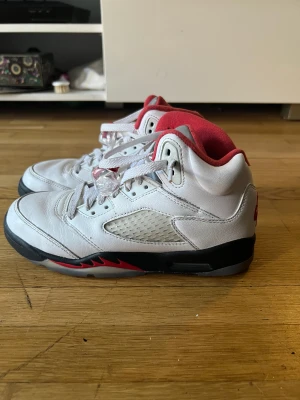 Jordan 5 fire red  - Jordans i gott skick köpte för 2500kr och Säljer dom för 1300kr.