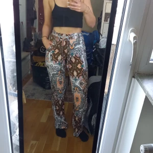 Sommar byxor - Sköna luftiga byxor i härlig färg. Aldrig använda 