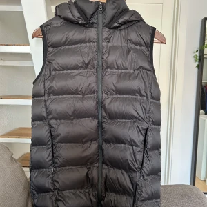 Väst från Zara - Jag vill sälja denna väst, denna var andvänd förra året men forfarande lika populär i år!