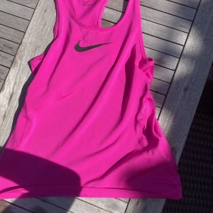 Rosa nike tröja :) - Dennna tröja är i ett bra skik och har bara använts nån gång. 