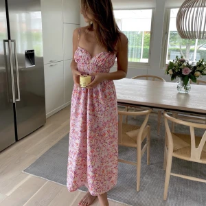 Klänning  - Säljer min fina sommarklänning, använd ett fåtal gånger. 💕