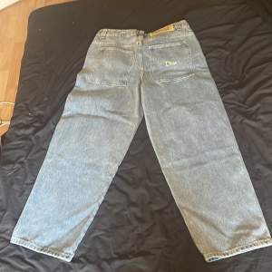 Hej säljer mina dime jeans då jag ej använder dem längre.  Knappt använda så jättefint skick Storlek 32/32