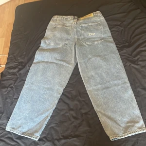 Dime jeans 32/32 - Hej säljer mina dime jeans då jag ej använder dem längre.  Knappt använda så jättefint skick Storlek 32/32