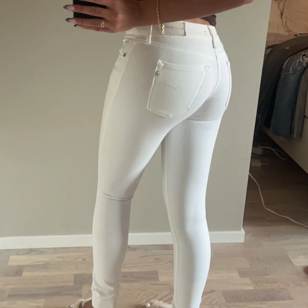 HELT NYA replay jeans!! Aldrig använda och säljer endast då de blivit för små för mig, så synd för dom är 🔥lågmidjade, stretchiga material och formar så snyggt!! Jag är 172cm och detta är storlek 25/32. Nya kostar 1300kr!! Kan sänka vid snabb affär🫶🏽. Jeans & Byxor.