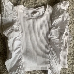 T-shirt  - Fin tröja från Zara i storlek 152 (barn) 11-12år💘