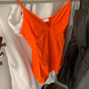  Orange linne! - Ett gulligt linne jag köpte i Australien!  Skitsnygg och aldrig använd! Står ej storlek men skulle gissa S/XS. 