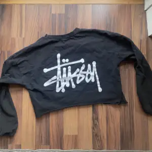 Custom remade stüssy crop top from jersey, thick and cozy material, good condition, size xs but fits more like S, short under boobs