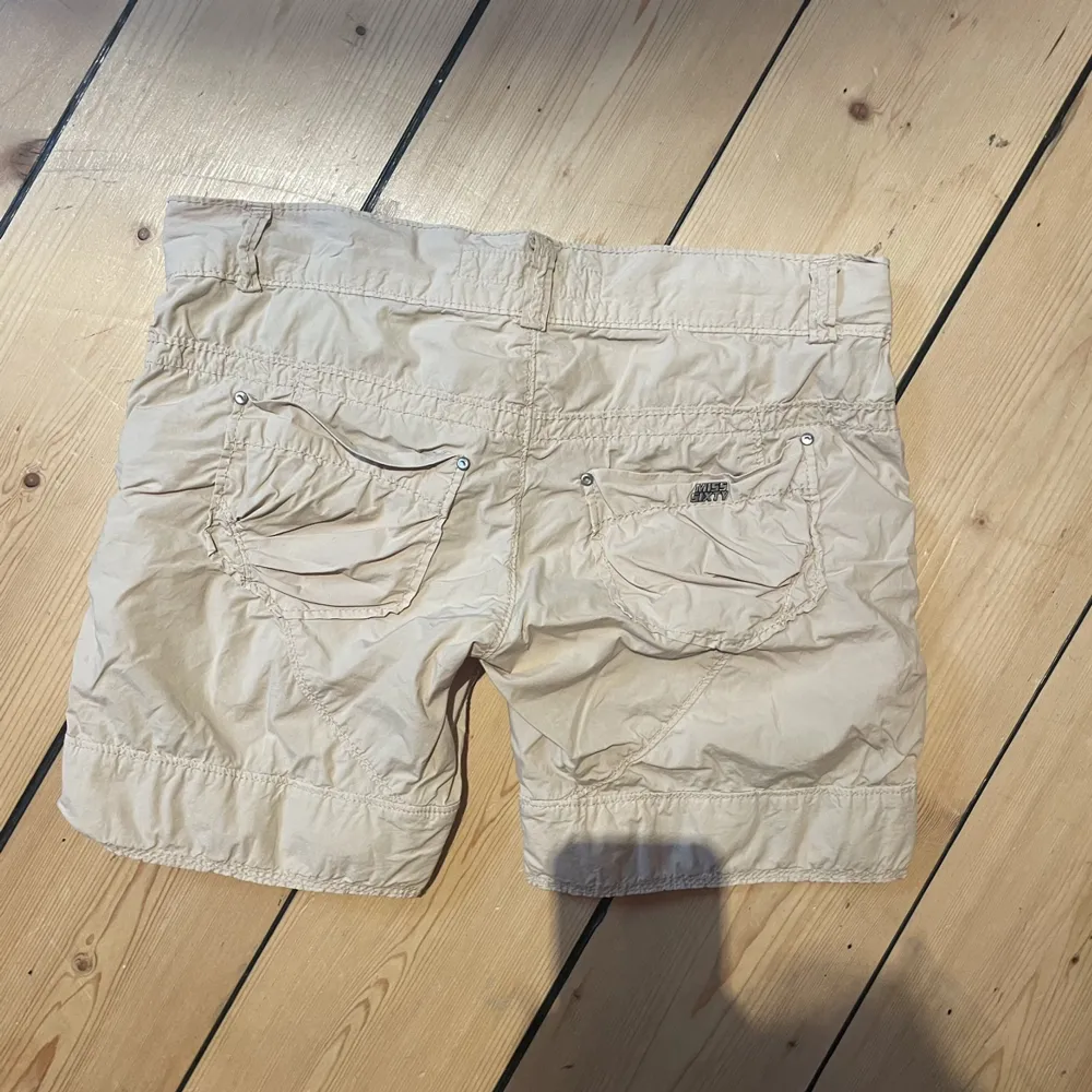 Super söta miss sixty shorts som är lite små på mig tyvärr💖 Midjemått: 35cm (mätt rakt över). Shorts.