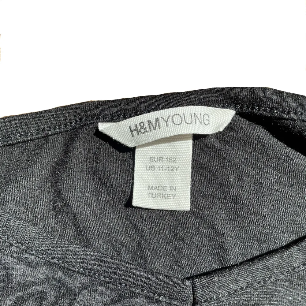 Kortärmad svart y2k tröja med print. Stretchigt material så passar bra på större storlekar. Säljer pga att den inte används längre. Skjortor.