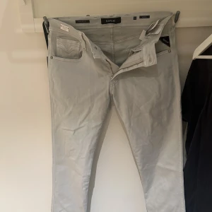Replay jeans - Jeans som aldrig är använda, storlek 32 och färgen är en typ off-white. Nypris 1200