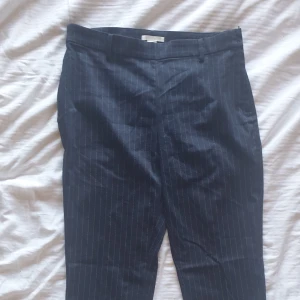 Randiga finbyxor - Byxor frpn h&m dragkedja på sidan inga fickor  Pris kan alltid diskuteras! Har du några frågor är det bara att höra av sig!