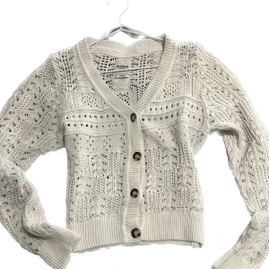 Vit stickad kofta med knappar  - Säljer denna stickade kofta i storlek S, men passar M också! inga defekter eller fläckar 