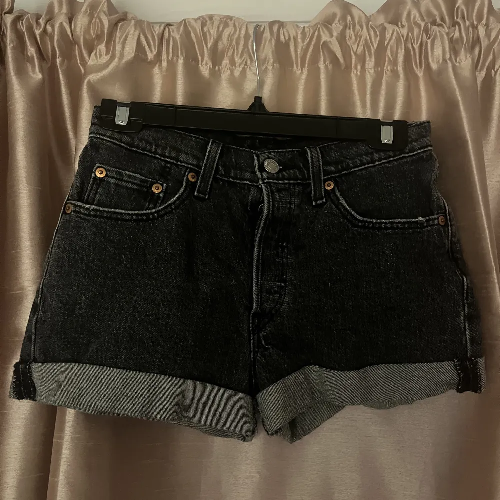 Levis shorts storlek 24/xs Använda fåtal gånger. Shorts.