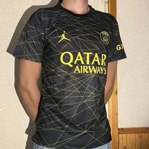 Paris saint germain psg tshirt tröja - Ny Paris saint-germain psg jordan fotbollströja 2023. Samma design som spelarna använder. Autentiska designdetaljer med svettavvisande teknik som ger en matchredo look inspirerad av ditt favoritlag. Passar både S och M