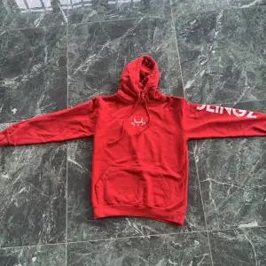 Jlingz hoodie som är ett märke som fotbollsspelaren jesse lingard har skapat väldigt snygg säljer den då som den har blivit för liten bra skick storlek xs