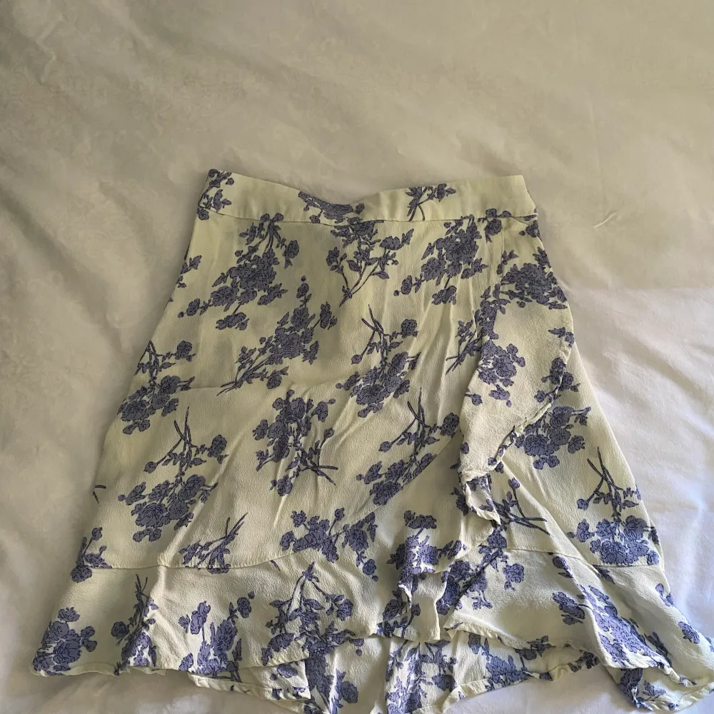 En jättefin somrig kjol från Mango i nyskick som jag säljer då den blivit för liten för mig. Kjolar.