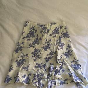 En jättefin somrig kjol från Mango i nyskick som jag säljer då den blivit för liten för mig