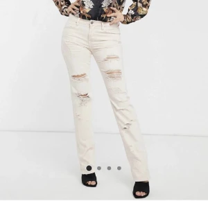 Raka beige jeans  - Low waist, inte lönt jag tar på mig dom och fotar för jag är för lång (180). Passar någon som är mellan 170-175 eller kortare. Aldrig använda. Waist 26