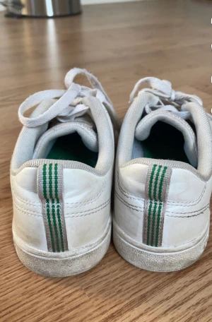 Adidas skor  - Säljer ett par väl använda adidas skor i storlek 36 då det har blivit för små för mig 🤛🏼💘