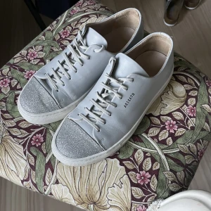 Arigato skor  - Arigato skor med glitter! Storlek 37, använda men bra skick. En repa finns där framme på högerskon. Säljer då jag inte använder de längre! 😊