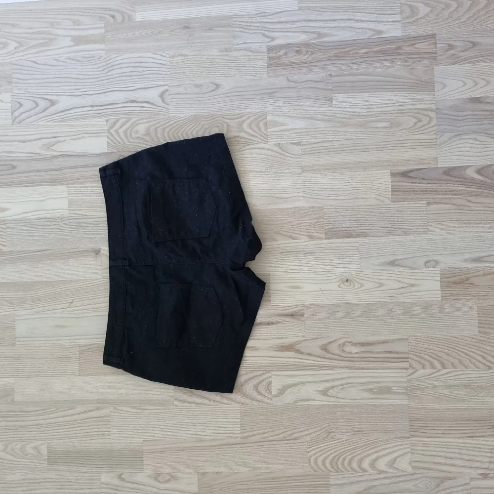 Korta shorts med broderade detaljer, fickor både fram och baktill. Stretchmaterial. Shorts.