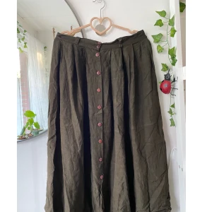 Grön kjol med knappar  - Superfin olivgrön långkjol med knappar :) från Lindex, stl 42✨skriv om du har frågor :)