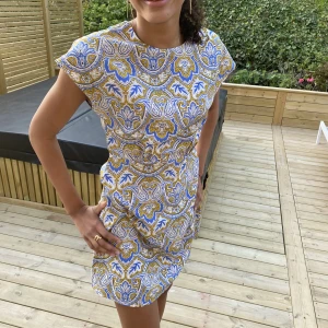 Klänning - Mönstrad klänning från Mango. Finns inte kvar där! Hur fin till sommaren?!😻