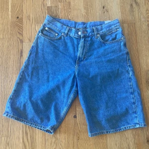 Sweet sktbs shorts - Halvljusa jeansshorts i bra skick.