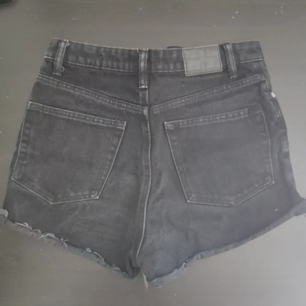 Snygga jeansshorts från Weekday. Modell Row . Shorts.