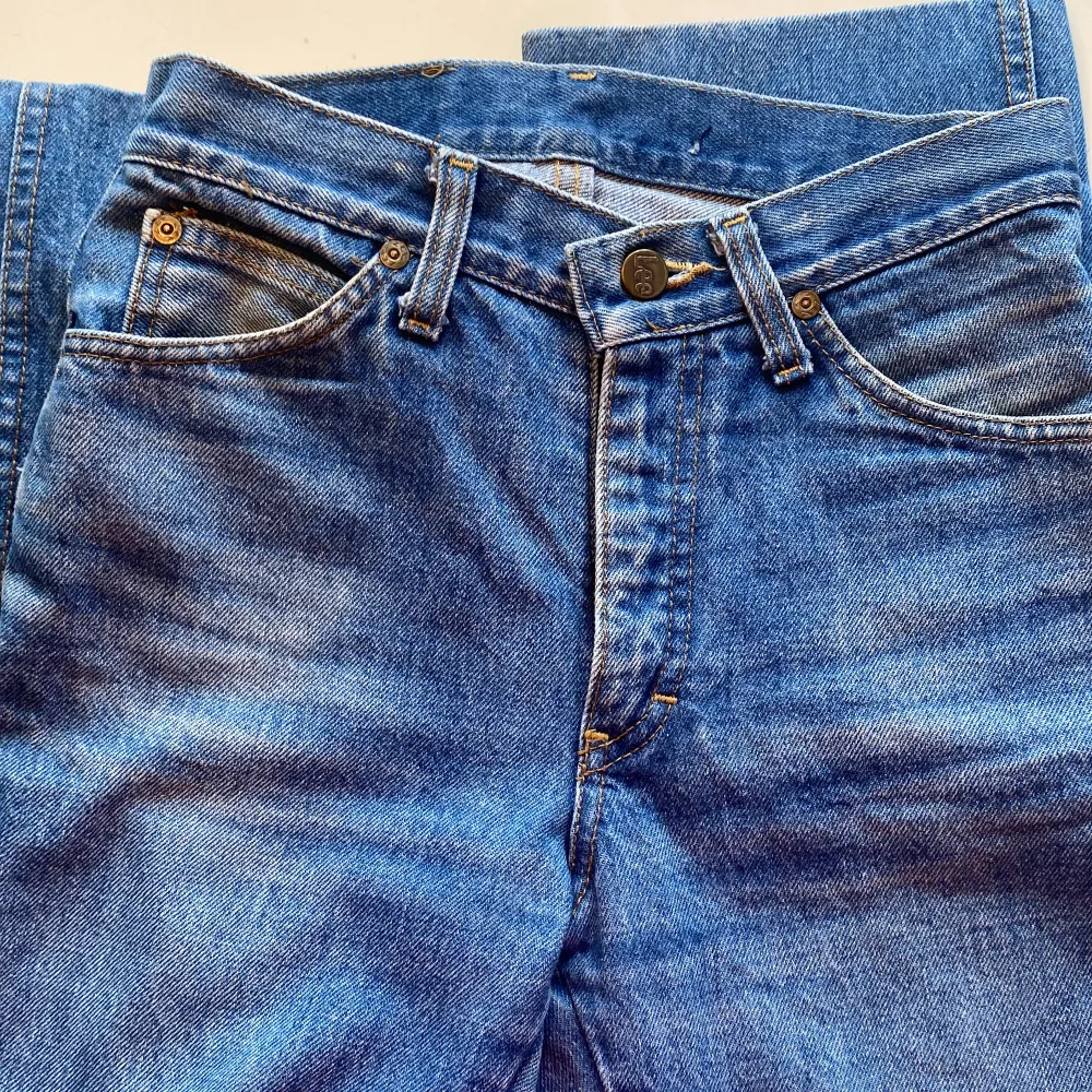 Blåa Lee jeans. Fint skick. Säljer pga att de har blivit för små. 400kr för båda eller 250kr per styck. Skriv för tydligare bilder eller fler detaljer!💕. Jeans & Byxor.