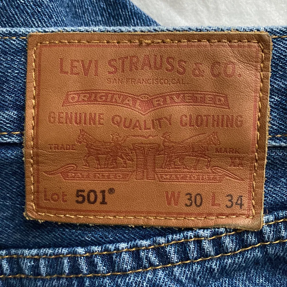 Levis 501 (herr) i storlek w30 l34.  Bra längd på mig som är 173. Använda en del men inte slitna, säljer eftersom de inte passar.. Jeans & Byxor.
