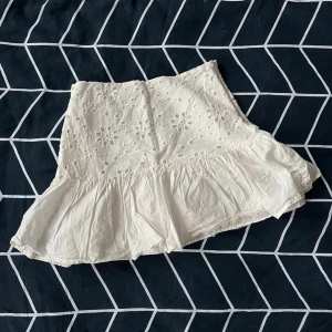 Söt kjol - Säljer denna söta kjol då storleken inte passade💕