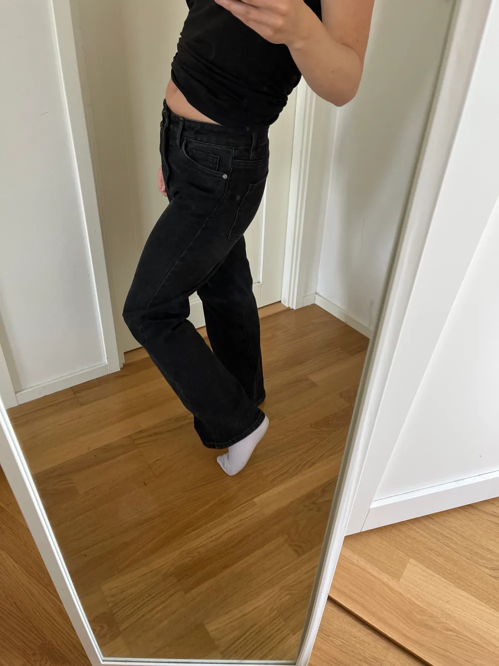 Svarta jeans med rak passform och medelhög midja!. Jeans & Byxor.