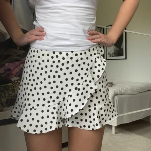 Kjol zara - Såå fin kjol som är lite liten för mig och kommer därför inte till användning 