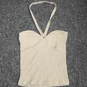 Bandeau topp - Linne från gina tricot i storlek xs, säljer pga aldrig använt för det var för litet🥰