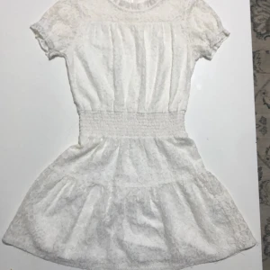 Vit klänning - En vit klänning som passar perfekt för sommaren. Har inte använts mycket.